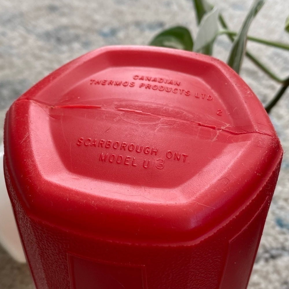 Vintage thermos | plastic | made in Canada - Picture 5 of 6